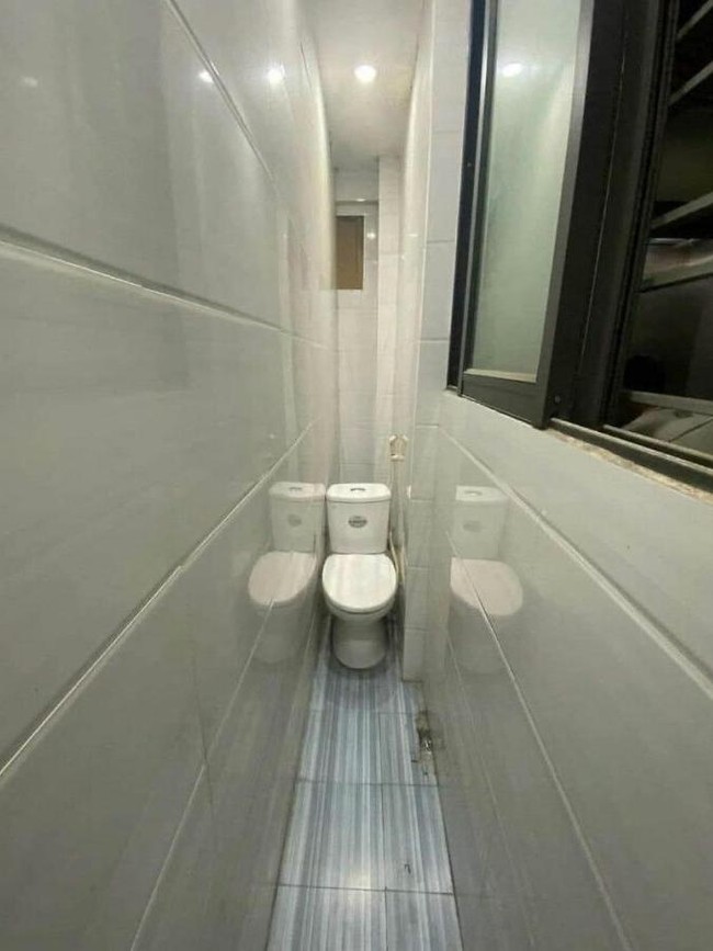 8 Desain Toilet Ini Bisa Bikin Penggunanya Sesak Sekaligus Bingung!