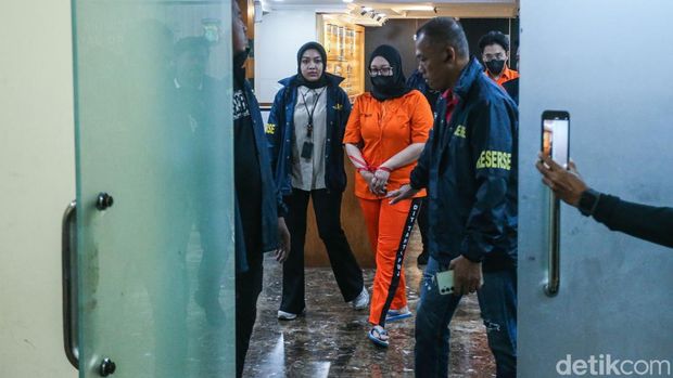 Ekspresi Lesu Bos WO Ayu Puspita Kenakan Rompi Tahanan Tersangka Bos WO Ayu Puspita tertunduk lesu saat digiring polisi di Polda Metro Jaya, Jakarta, Sabtu (13/12/2025).