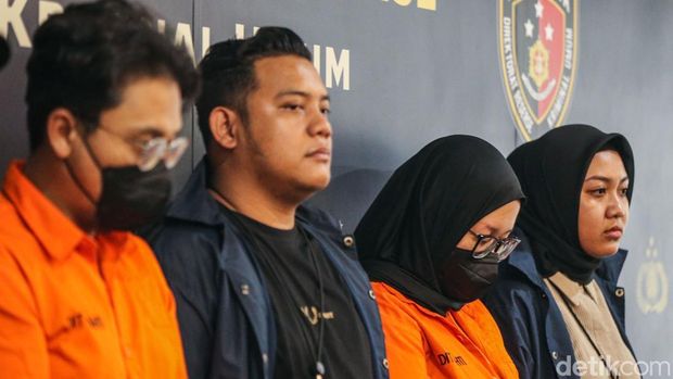 Ekspresi Lesu Bos WO Ayu Puspita Kenakan Rompi Tahanan Tersangka Bos WO Ayu Puspita tertunduk lesu saat digiring polisi di Polda Metro Jaya, Jakarta, Sabtu (13/12/2025).