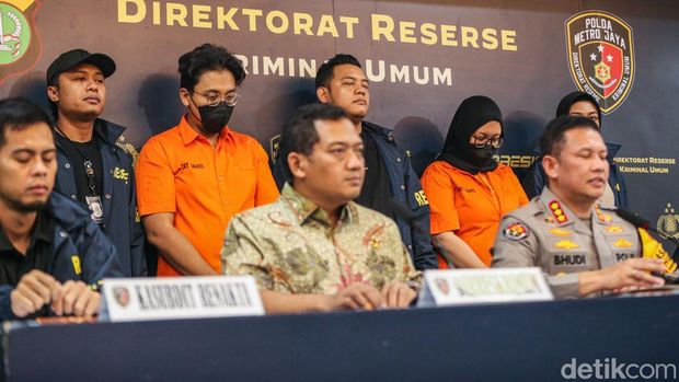 Ekspresi Lesu Bos WO Ayu Puspita Kenakan Rompi Tahanan Tersangka Bos WO Ayu Puspita tertunduk lesu saat digiring polisi di Polda Metro Jaya, Jakarta, Sabtu (13/12/2025).