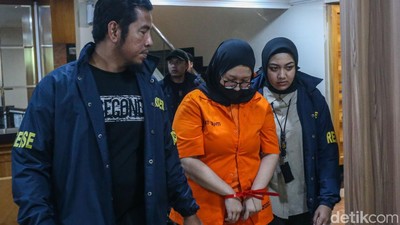 Ekspresi Lesu Bos WO Ayu Puspita Kenakan Rompi Tahanan