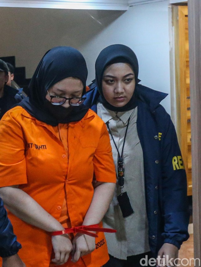 Ekspresi Lesu Bos WO Ayu Puspita Kenakan Rompi Tahanan