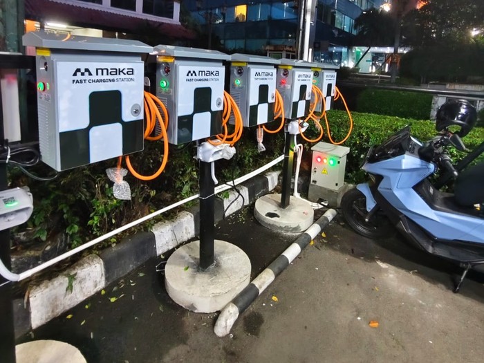 MAKA Motors Perbanyak Jaringan Fast Charging Ada di Masjid Hingga Warteg!