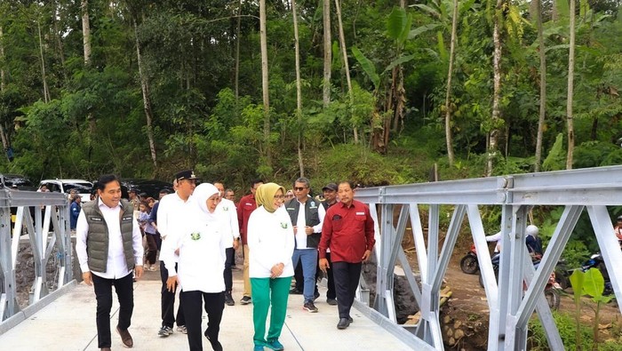 Gubernur Khofifah Pastikan Dua Jembatan di Senduro Lumajang Rampung 2025