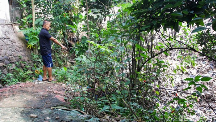 Seorang warga beraktivitas di dekat Tempat Pembuangan Akhir (TPA) Cipeucang, Serpong, Tangerang Selatan, Banten, Sabtu (13/12/2025).