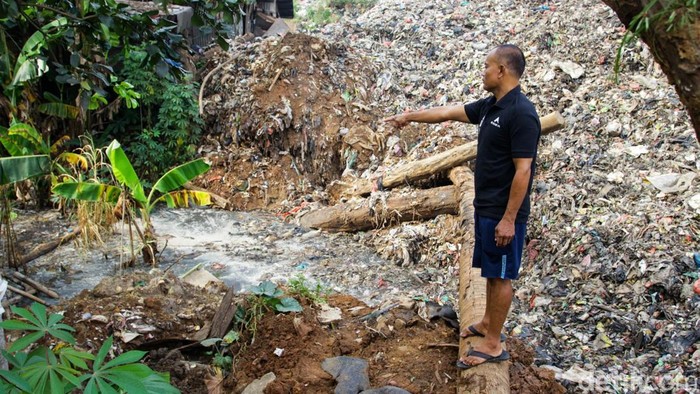 Seorang warga beraktivitas di dekat Tempat Pembuangan Akhir (TPA) Cipeucang, Serpong, Tangerang Selatan, Banten, Sabtu (13/12/2025).