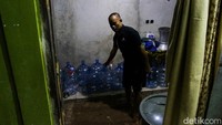 Agus juga terpaksa menggunakan air isi ulang untuk kebutuhan mandi, cuci, dan MCK, serta air galon untuk minum dan memasak sejak sumur di dekat rumahnya tak lagi dapat digunakan.
