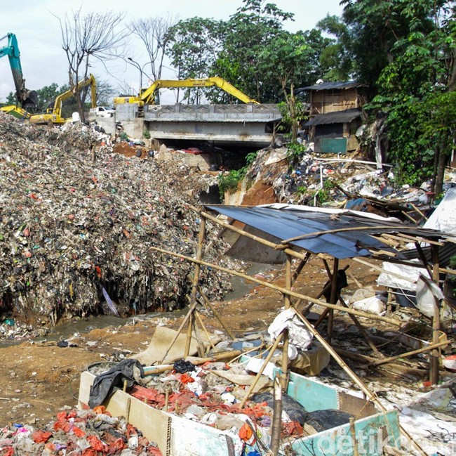 Gunungan Sampah TPA Cipeucang Merampas Ruang Hidup Warga Serpong