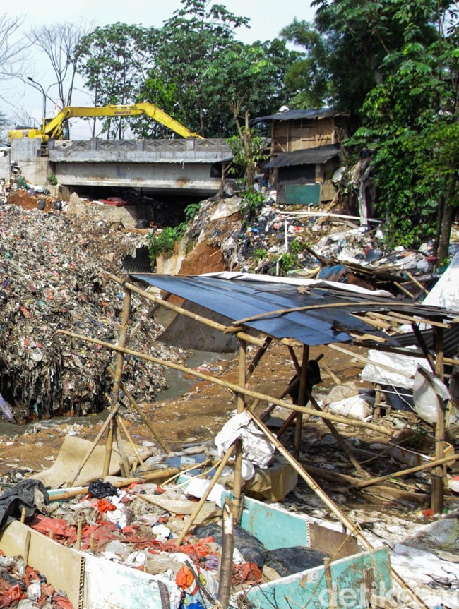 Gunungan Sampah TPA Cipeucang Merampas Ruang Hidup Warga Serpong