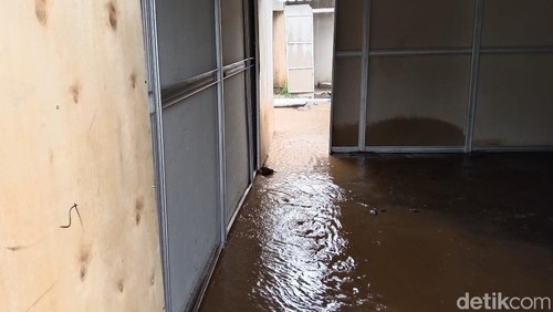 Huntara korban erupsi Gunung Lewotobi Laki-laki di Flores Timur kembali terendam banjir, Sabtu (13/12/2025).