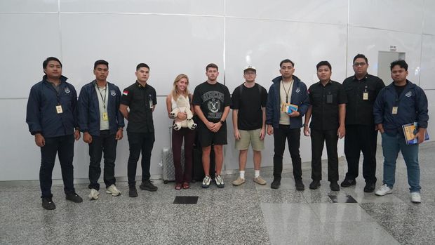Imigrasi Ngurah Rai mendeportasi Tia Emma Billinger alias Bonnie Blue bersama tiga WNA lainnya melalui Bandara I Gusti Ngurah Rai, Bali, Jumat (12/12/2025). (Dok. Imigrasi Ngurah Rai) Imigrasi Ngurah Rai mendeportasi Tia Emma Billinger alias Bonnie Blue bersama tiga WNA lainnya melalui Bandara I Gusti Ngurah Rai, Bali, Jumat (12/12/2025). (Dok. Imigrasi Ngurah Rai)