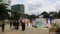 Jakarta Mural Festival hadir di Taman Kota Peruri, Jakarta Selatan, Sabtu (13/12/2025). Para seniman menuangkan karya mural di atas kanvas yang dipamerkan di ruang publik sebagai ekspresi seni urban.