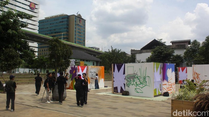 Jakarta Mural Festival hadir di Taman Kota Peruri, Jakarta Selatan, Sabtu (13/12/2025). Para seniman menuangkan karya mural di atas kanvas yang dipamerkan di ruang publik sebagai ekspresi seni urban.