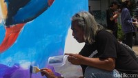 Kegiatan ini menghadirkan puluhan perupa yang mengekspresikan gagasan kreatif mereka melalui karya mural di atas kanvas yang dipamerkan di ruang terbuka.