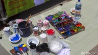 Sejak Pukul 10.00 WIB, para seniman terlihat sibuk menggoreskan cat di atas kanvas berukuran besar. Proses pengerjaan mural berlangsung secara langsung atau live mural painting, sehingga pengunjung dapat menyaksikan tahapan kreatif para perupa dari awal hingga karya selesai.
