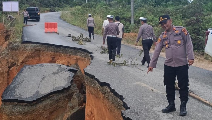 Jalan di Bukit Taratak Rohul Longsor, Pengendara Diimbau Waspada