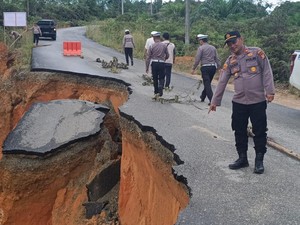 Jalan di Bukit Taratak Rohul Longsor, Pengendara Diimbau Waspada