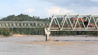 Pembangunan jembatan bailey di jalan lintas tengah Aceh yang menghubungkan Kabupaten Bireuen dengan Kabupaten Bener Meriah dan wilayah dataran tinggi Gayo telah mencapai 87 persen dan ditargetkan dapat dilintasi pada 15 Desember 2025. ANTARA FOTO/Irwansyah Putra