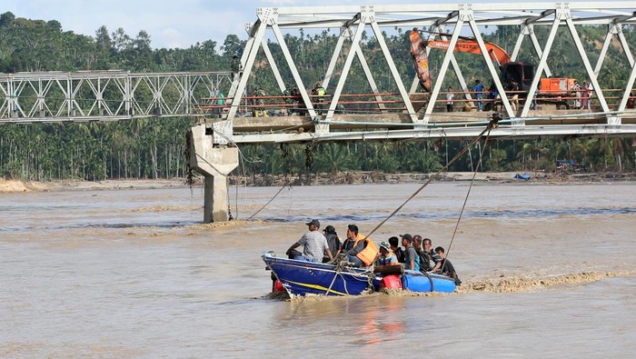 Jembatan Bailey Hampir Rampung, Akses Bireuen–Gayo Segera Pulih Prajurit TNI Kodam Iskandar Muda bersama petugas Kementerian Pekerjaan Umum menyelesaikan pembangunan jembatan bailey untuk memperbaiki sementara jembatan Juli yang rusak akibat bencana banjir bandang di Bireuen, Aceh, Sabtu (13/12/2025). Pembangunan jembatan bailey di jalan lintas tengah Aceh yang menghubungkan Kabupaten Bireuen dengan Kabupaten Bener Meriah dan beberapa kabupaten lain di dataran tinggi Gayo telah mencapai 87 persen dan ditargetkan dapat dilintasi pada 15 Desember 2025. ANTARA FOTO/Irwansyah Putra/tom.