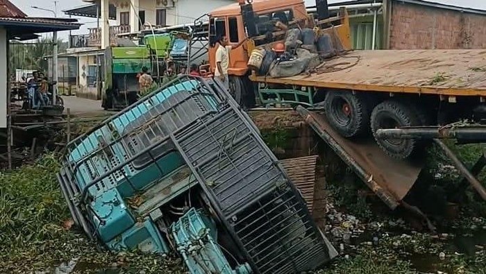 Jembatan Penghubung Desa di Ogan Ilir Roboh Usai Dilintasi Truk Bawa Alat Berat