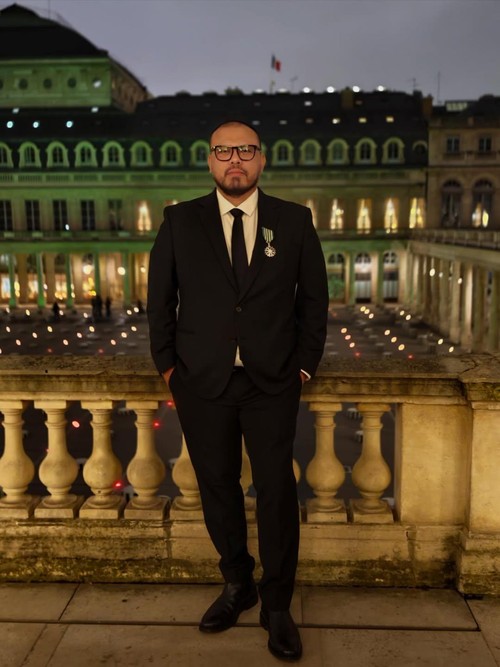 Joko Anwar menerima gelar Chevalier de l’ordre des Arts et des Lettres dari Kementerian Kebudayaan Prancis di Paris, Prancis, pada 11 Desember 2025,