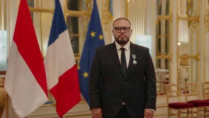 Joko Anwar menerima gelar Chevalier de l’ordre des Arts et des Lettres dari Kementerian Kebudayaan Prancis di Paris, Prancis, pada 11 Desember 2025,