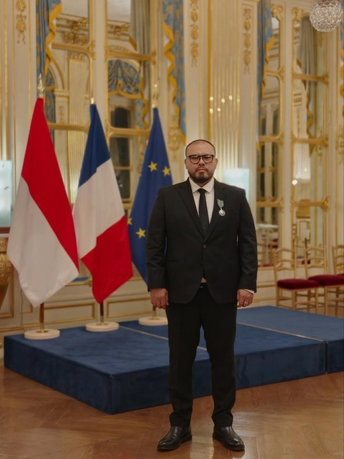 Joko Anwar menerima gelar Chevalier de l’ordre des Arts et des Lettres dari Kementerian Kebudayaan Prancis di Paris, Prancis, pada 11 Desember 2025,