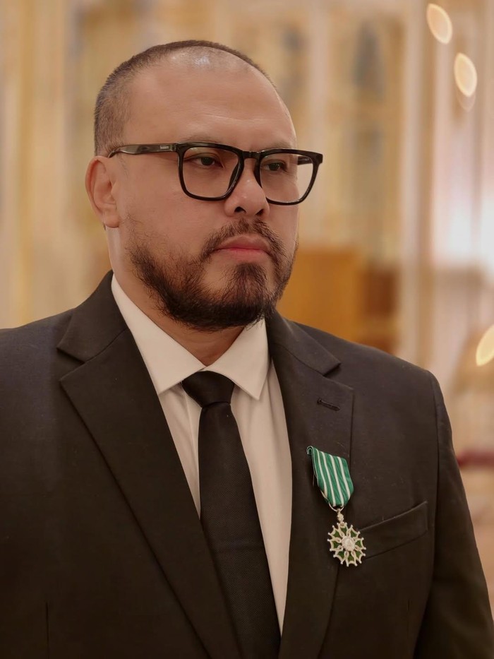 Joko Anwar menerima gelar Chevalier de l’ordre des Arts et des Lettres dari Kementerian Kebudayaan Prancis di Paris, Prancis, pada 11 Desember 2025,