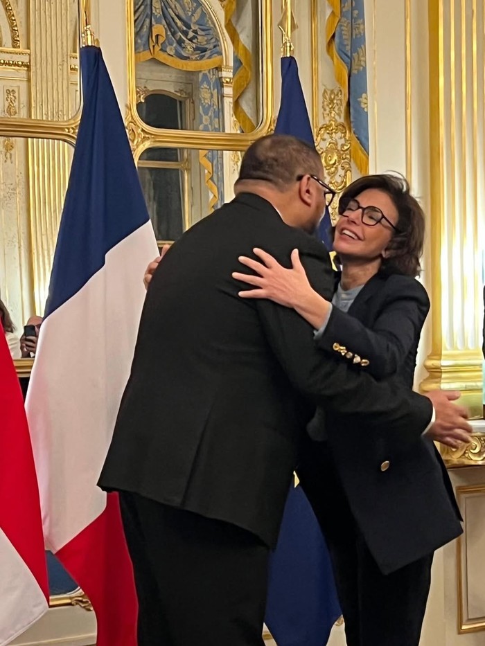 Joko Anwar menerima gelar Chevalier de l’ordre des Arts et des Lettres dari Kementerian Kebudayaan Prancis di Paris, Prancis, pada 11 Desember 2025,