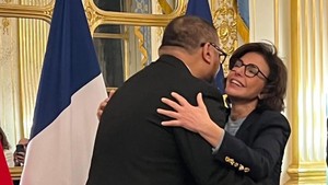 Chevalier de l’ordre des Arts et des Lettres merupakan penghargaan resmi dari pemerintah Prancis buat orang-orang yang berkontribusi besar di bidang seni dan budaya. (Foto: dok. Instagram @jokoanwar)