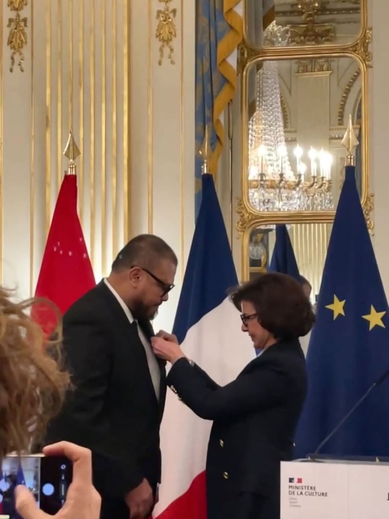 Joko Anwar Joko Anwar menerima gelar Chevalier de l'ordre des Arts et des Lettres dari Kementerian Kebudayaan Prancis di Paris, Prancis, pada 11 Desember 2025,