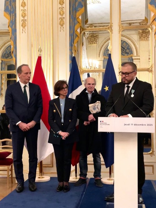 Joko Anwar menerima gelar Chevalier de l’ordre des Arts et des Lettres dari Kementerian Kebudayaan Prancis di Paris, Prancis, pada 11 Desember 2025,