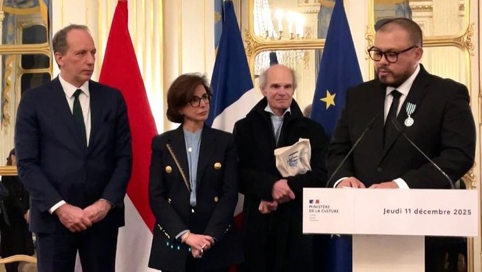 Joko Anwar menerima gelar Chevalier de l’ordre des Arts et des Lettres dari Kementerian Kebudayaan Prancis di Paris, Prancis, pada 11 Desember 2025,