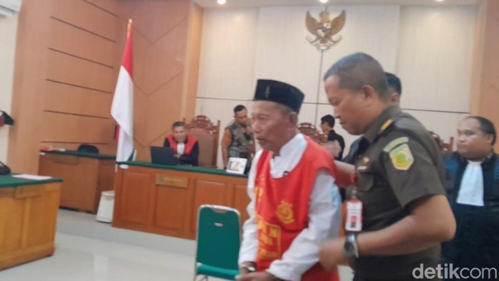 Isak Tangis Kakek Terdakwa Pencurian 5 Burung Cendet Dituntut 2 Tahun