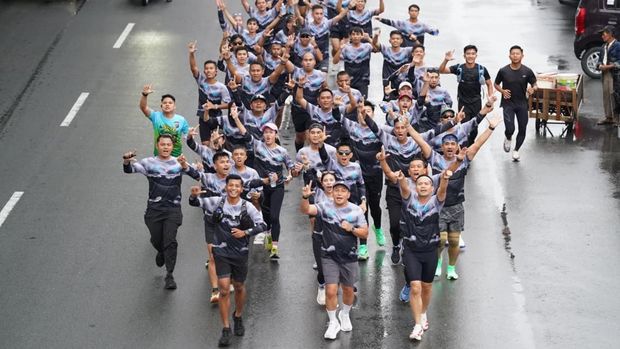 Kapolda Riau Irjen Herry Heryawan deklarasikan Green Policing Runners dan tanam 100 pohon di pinggir Sungai Siak. Kapolda Riau Irjen Herry Heryawan deklarasikan Green Policing Runners dan tanam 100 pohon di pinggir Sungai Siak.