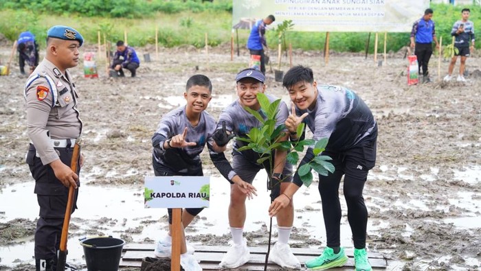 Kapolda Riau Deklarasikan Green Policing Runners, Tanam 100 Pohon Tepi Sungai