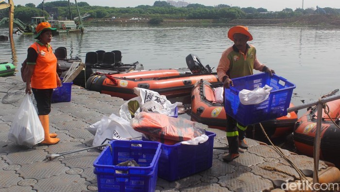 Karya bakti serentak digelar di Taman Baobab, Pulomas, Jakarta Timur, Sabtu (13/12/2025). Kegiatan bersih waduk dan sungai ini digelar dalam rangka HUT ke-76 Kodam Jaya.