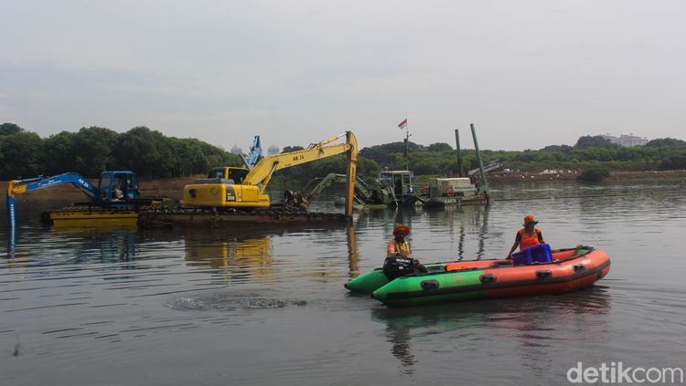 Karya Bakti Serentak Jaga Waduk Baobab dari Sampah