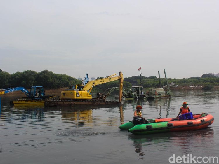 Karya Bakti Serentak Jaga Waduk Baobab dari Sampah