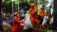 Sementara itu, petugas taman kota fokus membersihkan area hijau dan memangkas tanaman liar di sekitar waduk.