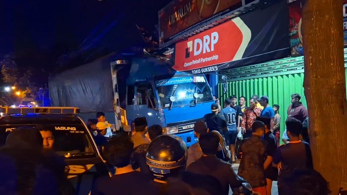 Truk Tronton Seruduk Sepeda di Tulungagung, 3 Orang Tewas
