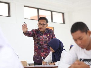 Kisah Perjuangan Asraf Taklukkan Tantangan Mengajar di Sekolah Rakyat