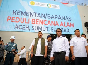 Mentan Amran Kirimkan Bantuan Bencana Sumatera Tahap II Via KRI Surabaya