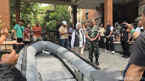 Kementerian LH/BPLH menyerahkan dua perahu karet untuk penanggulangan bencana di Bali, Sabtu (13/12/2025). (Foto: Rizki Setyo/detikBali)