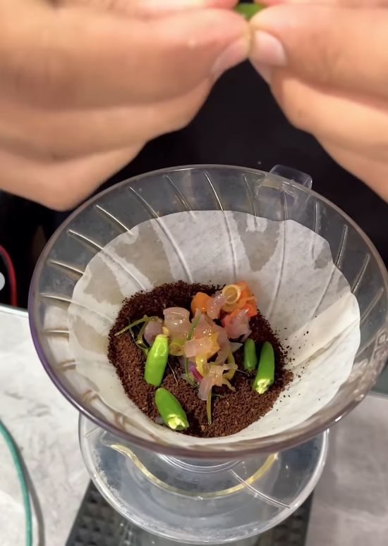 Kopi V60 campur sambal matah Kopi V60 campur sambal matah.