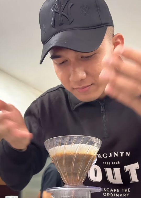 Kopi V60 campur sambal matah Kopi V60 campur sambal matah.