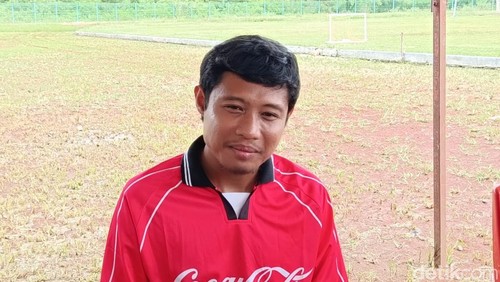 Mantan Kapten Timnas Indonesia Evan Dimas seusai coaching clinic kepada pemain usia 15-18 tahun di Stadion Ora Flobamora Labuan Bajo, Manggarai Barat, NTT, Sabtu (13/12/2025).