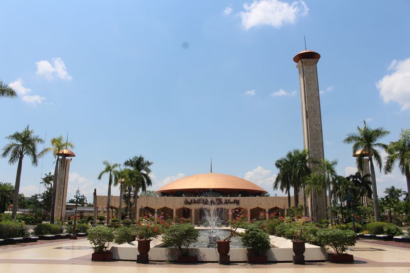 Masjid Raya Sabilal Muhtadin Banjarmasin. Masjid Raya Sabilal Muhtadin Banjarmasin.