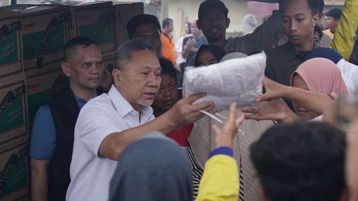 Menko Zulhas Tinjau SPPG yang Beralih Jadi Dapur Umum di Aceh, Beri Semangat
