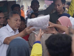 Menko Zulhas Tinjau SPPG yang Beralih Jadi Dapur Umum di Aceh, Beri Semangat
